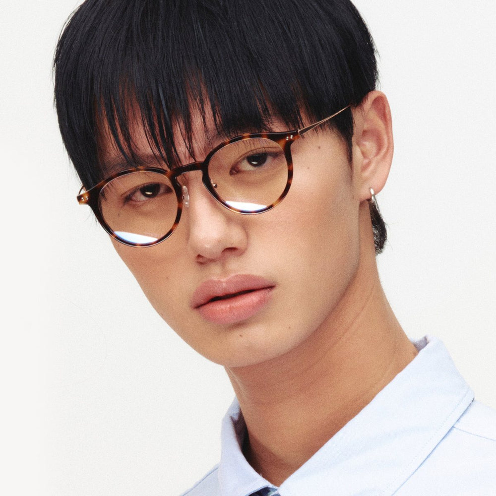 Model wearing CARIN ROY R glasses